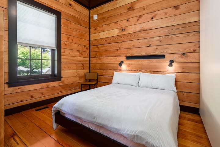 Cama tamaño queen, vista al jardín delantero