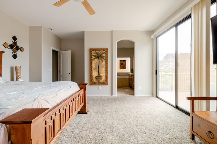 ห้องนอนใหญ่ขนาดใหญ่มากพร้อมทีวีขนาด 58 "และวิวภูเขาที่สวยงามจากดาดฟ้าที่อยู่ติดกัน