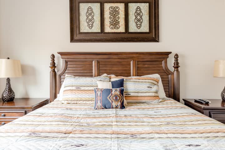 ห้องนอน #2 - เตียงคิงไซส์พร้อมทีวีขนาด 50 นิ้ว 