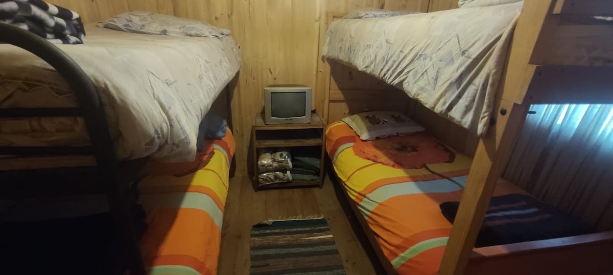 غرفة النوم الثالثة التي تحتوي على 4 أسرّة من مكان واحد لكل منها.