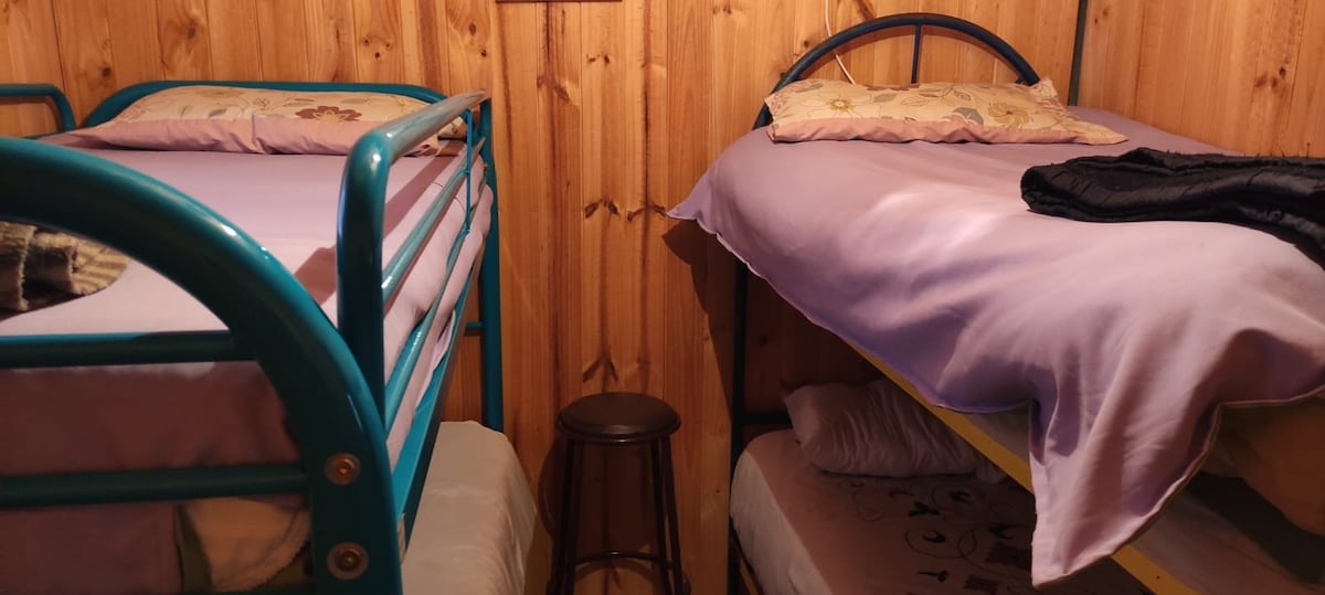 غرفة النوم الرابعة مع 4 أسرّة من مكان واحد لكل منها.