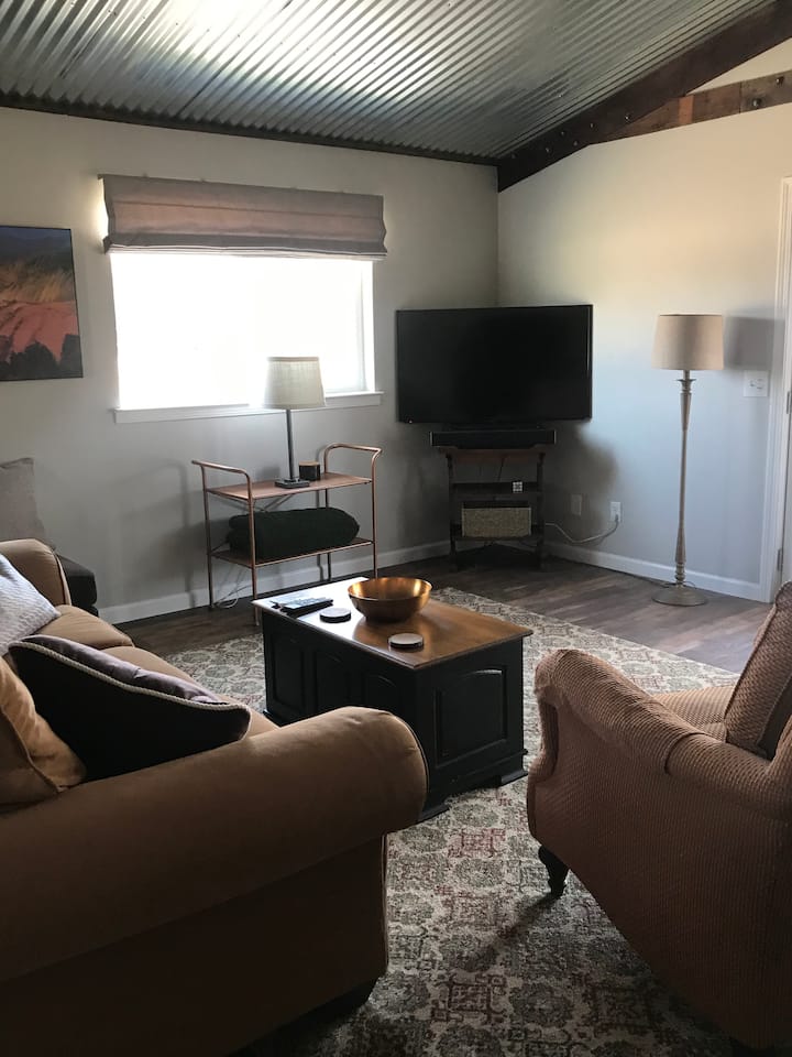 Wine Country Cottage -Large Comfortable Studio - Atascadero, CA