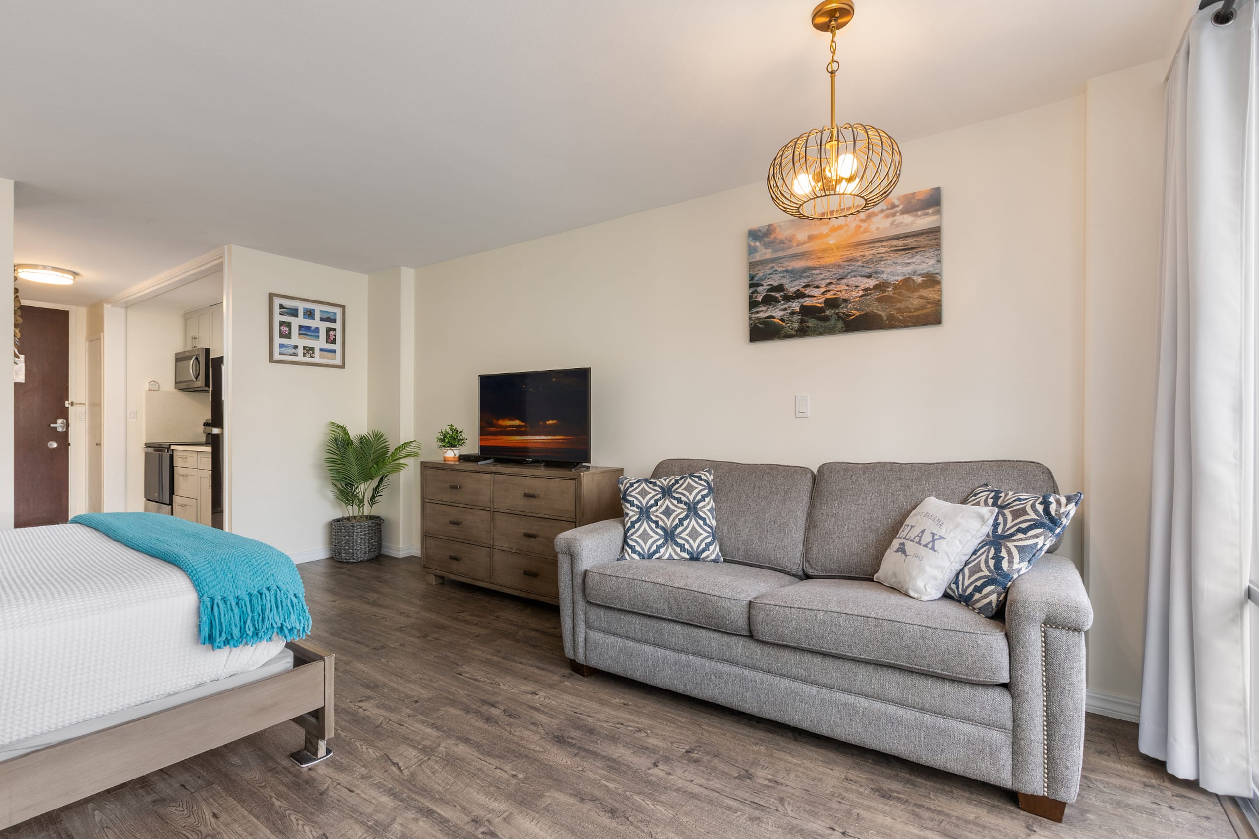 Condo in Honolulu · ★4.73 · Studio · 2 beds · 1 private bath - Image 13