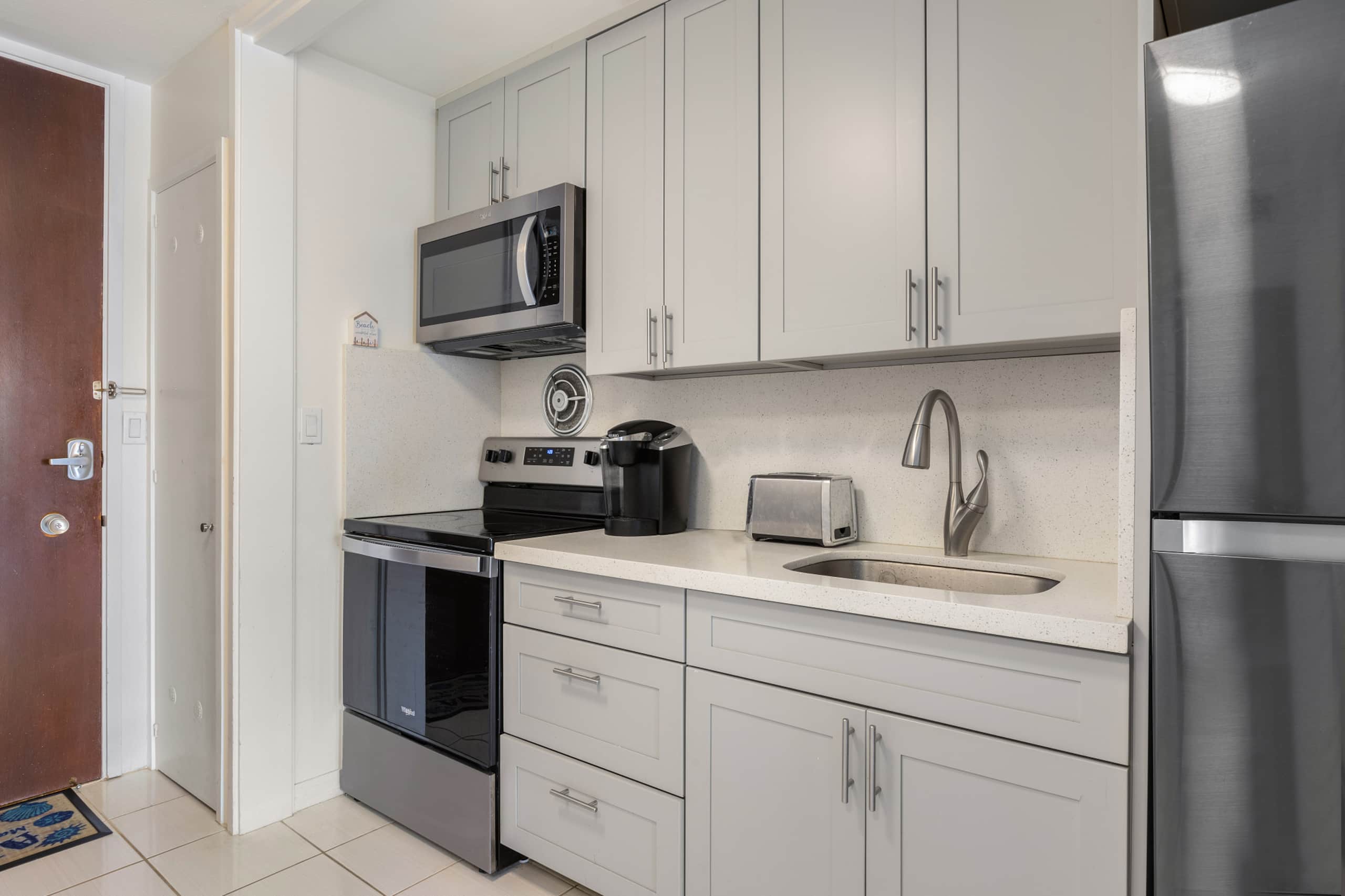 Condo in Honolulu · ★4.73 · Studio · 2 beds · 1 private bath - Image 3