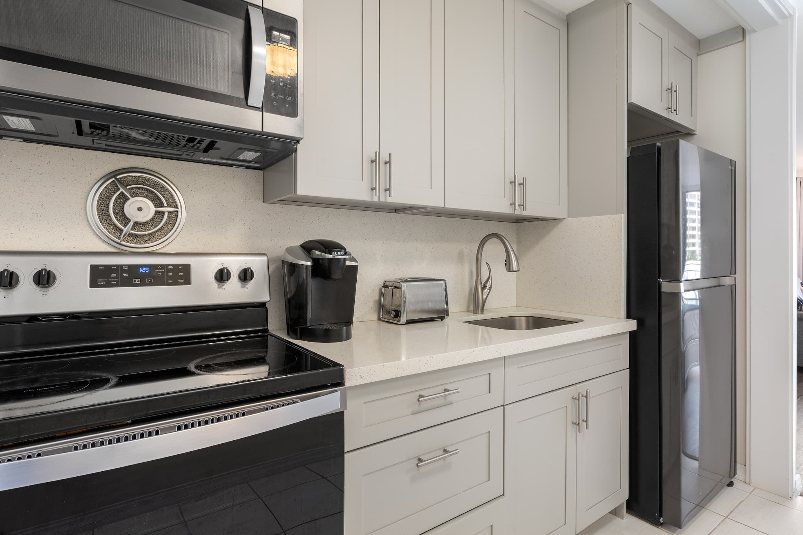 Condo in Honolulu · ★4.73 · Studio · 2 beds · 1 private bath - Image 4