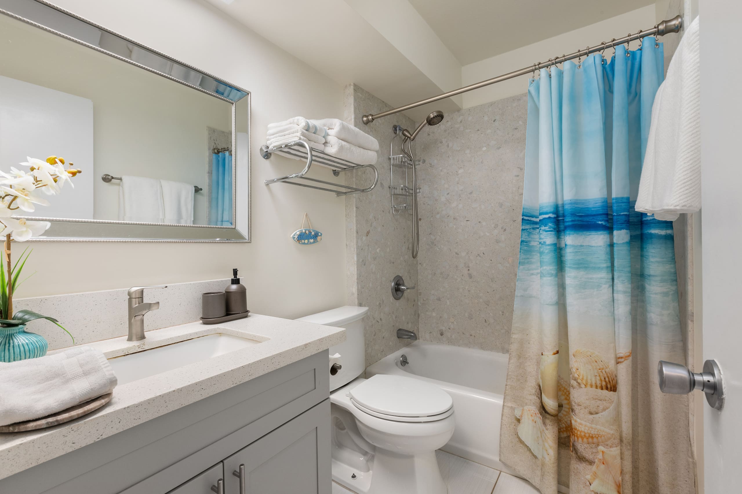 Condo in Honolulu · ★4.73 · Studio · 2 beds · 1 private bath - Image 11
