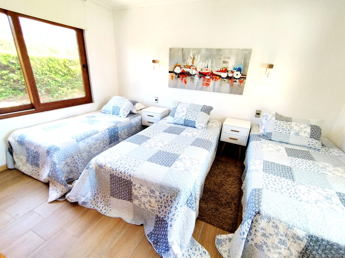 Chumba cha 4 cha kulala chenye vitanda 2 vya viti 1 na nusu na kitanda 1 cha kiti 1. Cable TV