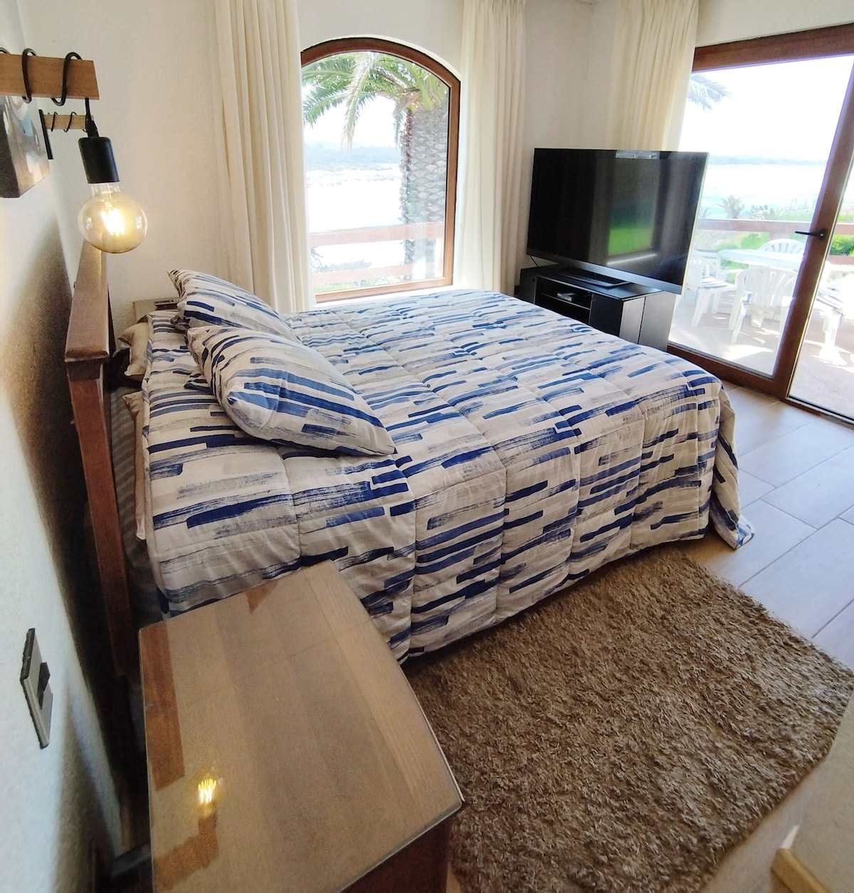 Chumba cha kulala 1 cha ufukweni kilicho na mtaro wa kutoka. Inalala 2. Televisheni ya kebo