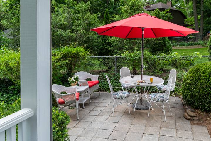 Quaint Carriage House in Historic District gallery image 2