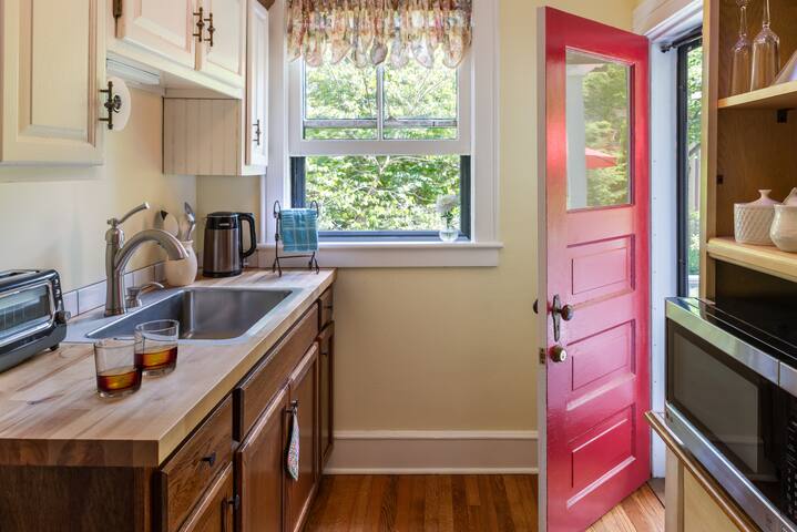 Quaint Carriage House in Historic District gallery image 4