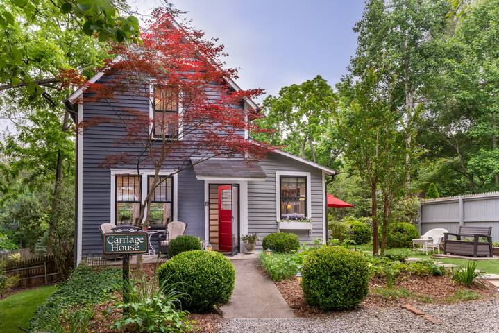 Quaint Carriage House in Historic District