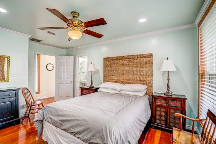 الجناح الشرقي /سرير الملكة مع حمام مشترك