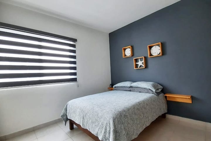 غرفة نوم رئيسية ، سرير مزدوج مع خزانة كاملة مع درج