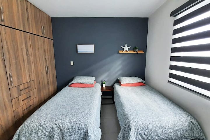 غرفة النوم 2، سريران مفردان ، خزانة كاملة مع درج