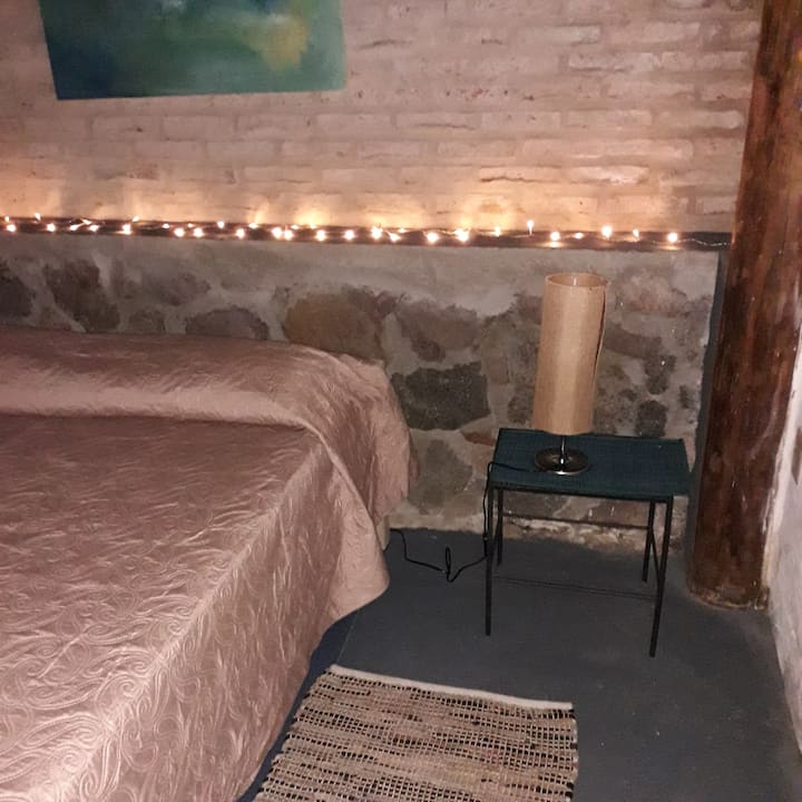 Dormitorio con cama  de dos plazas.