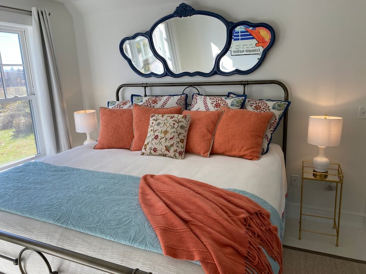 Fleti iliyoambatishwa ina chumba cha kulala cha KIFALME chenye godoro jipya zuri.  Sebule ya fleti ina sofa ya kulala ya Pottery Barn yenye ukubwa wa MALKIA.