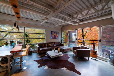 Top Airbnb: Central Vancouver Large 1 Bedroom walk everywhere. in Strathcona