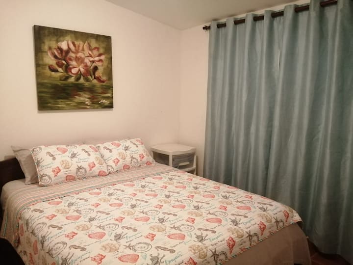 Kedua-dua bilik tidur dengan katil queen dan storan di bawah laci