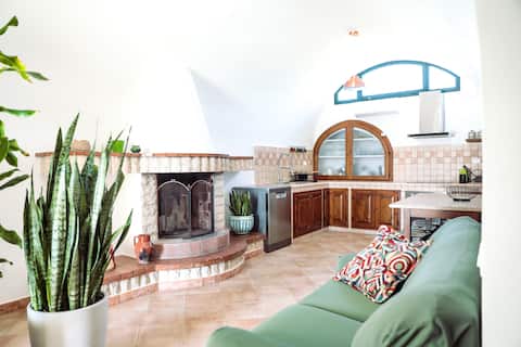 Airbnb con migliori performance: Villa with Pool and Hot Tub a San Vito Dei Normanni