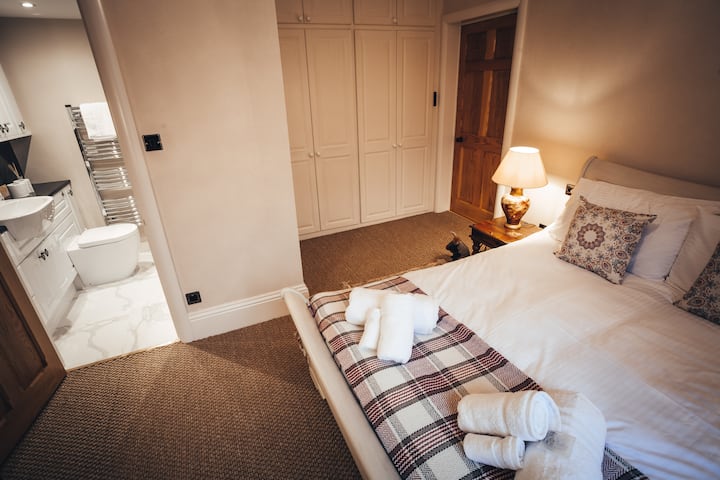 หนึ่งในสองห้องนอนที่มีห้องน้ำในตัว
ทั้งหมด 5.5 ห้องน้ำ