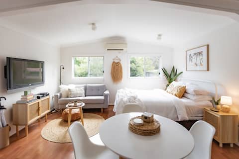 Popular Airbnb listing: Keiraville Studio Guesthouse in Wollongong City Council