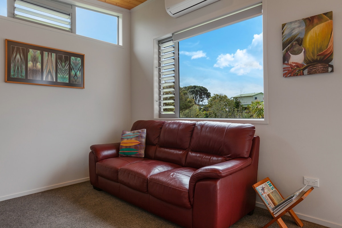 Successful Airbnb property: 2-Cooks Beach Villas - Rua in Mercury Bay