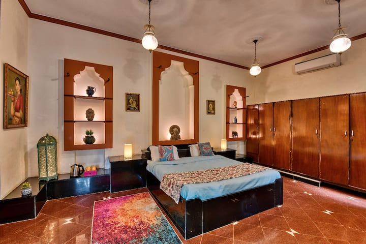 Champa.
Rustic room with warm wood finishes and nature views in our retreat 