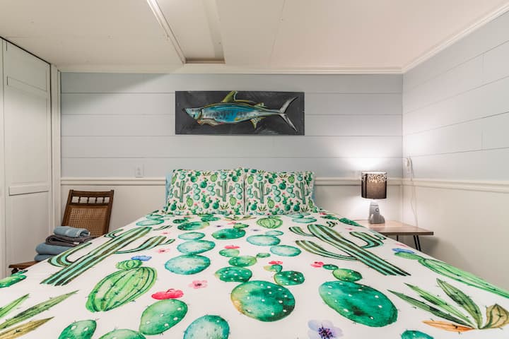 Spálňa na prízemí (3): Menšia manželská posteľ s pripojenou kúpeľňou