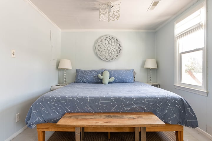 Spálňa na poschodí 1: Tempurpedický matrac veľkosti King