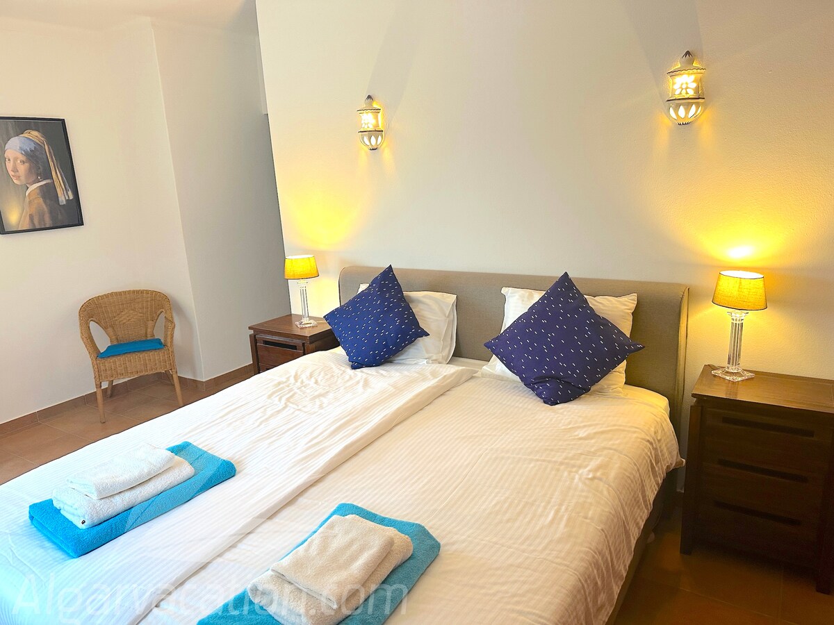 Spálňa s vlastnou kúpeľňou s novou pružinovou posteľou, klimatizáciou a sieťkami proti komárom