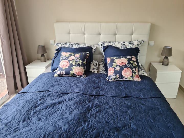 主屋卧室，带独立卫生间