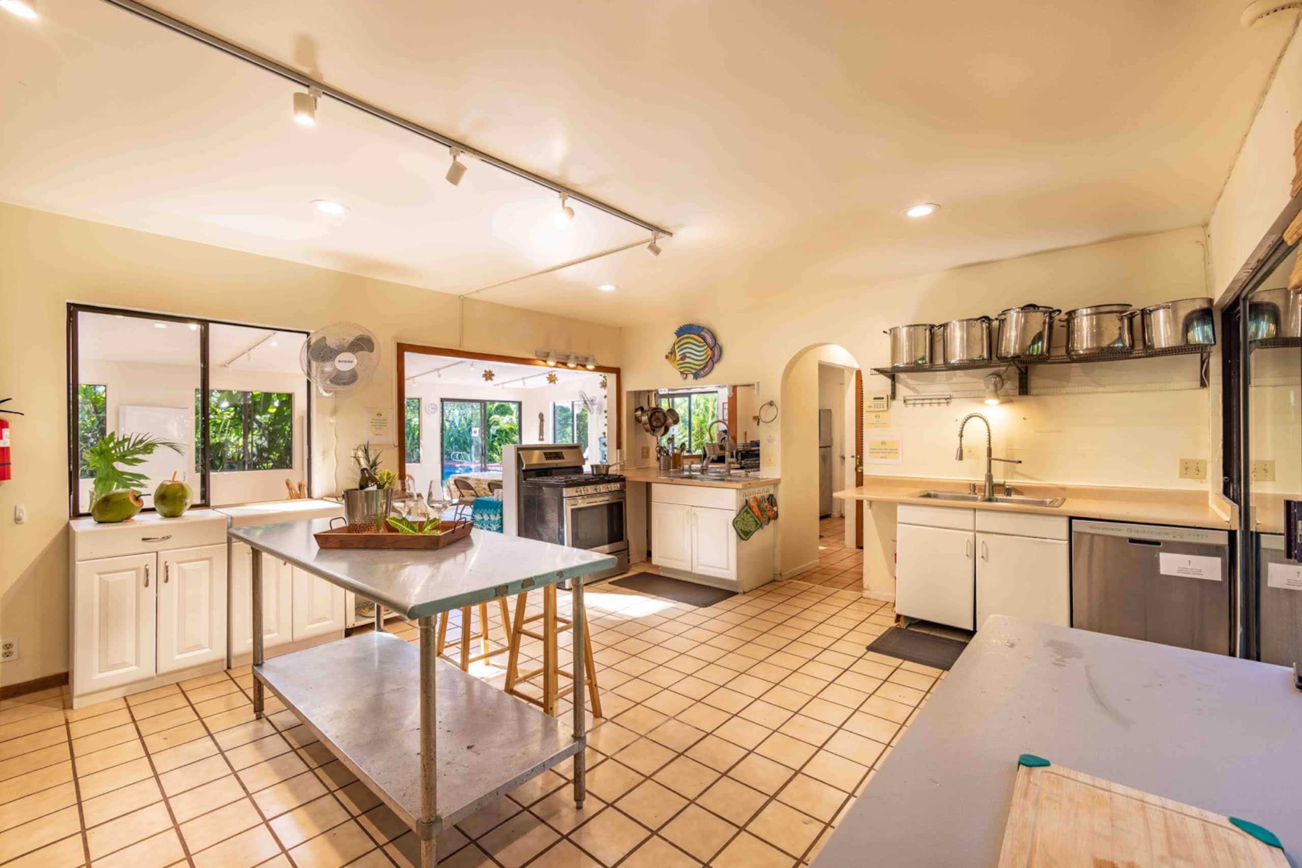 Plumeria Room Farm Stay in Haiku on Road to Hana - Image 3