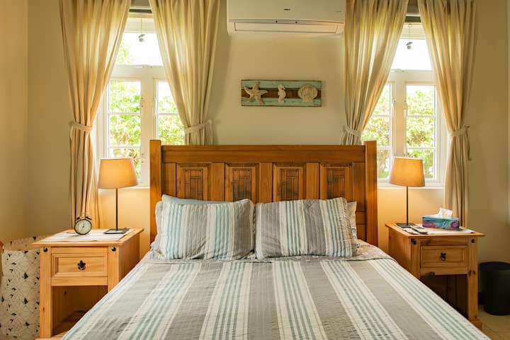 Secondary Master Bedroom with Queen size bed