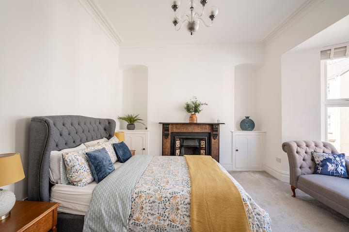 Master bedroom - King bed & Chaise Lounge