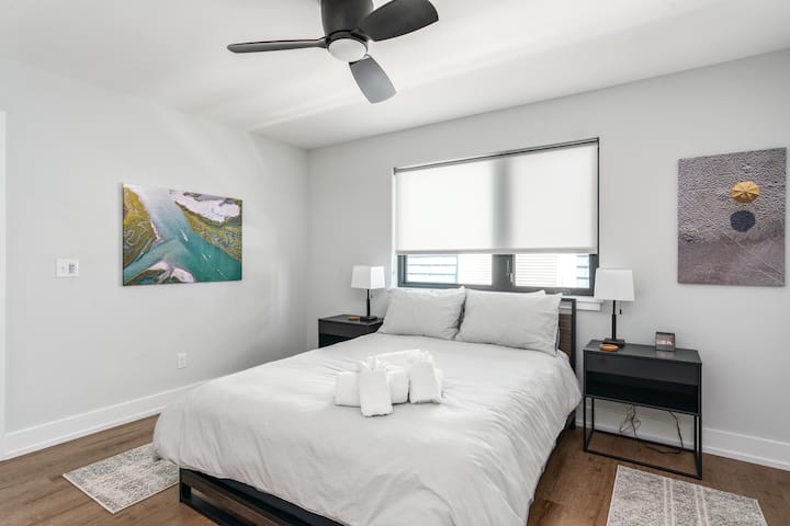 Queen bedroom #2 with access to Jack & Jill bathroom