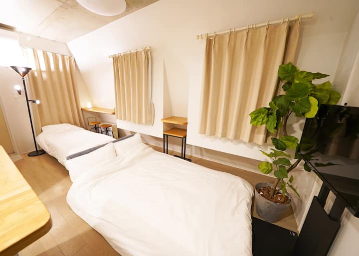 Навечер, може да го користите каучот како полубрачен кревет.
Во единечниот кревет на склопување може да се сместат до 5 лица.