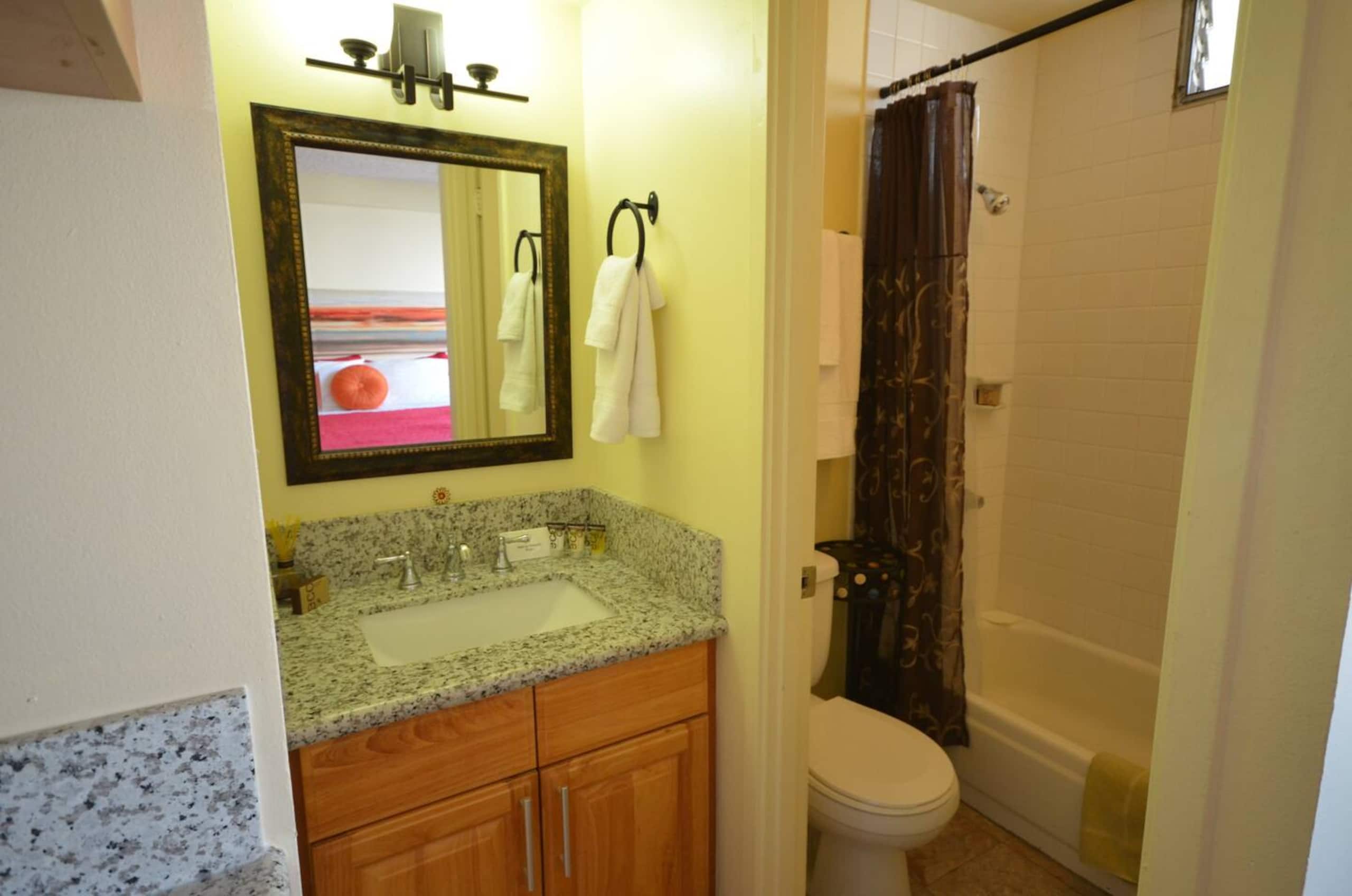 Condo in Honolulu · ★4.66 · Studio · 1 bed · 1 shared bath - Image 11