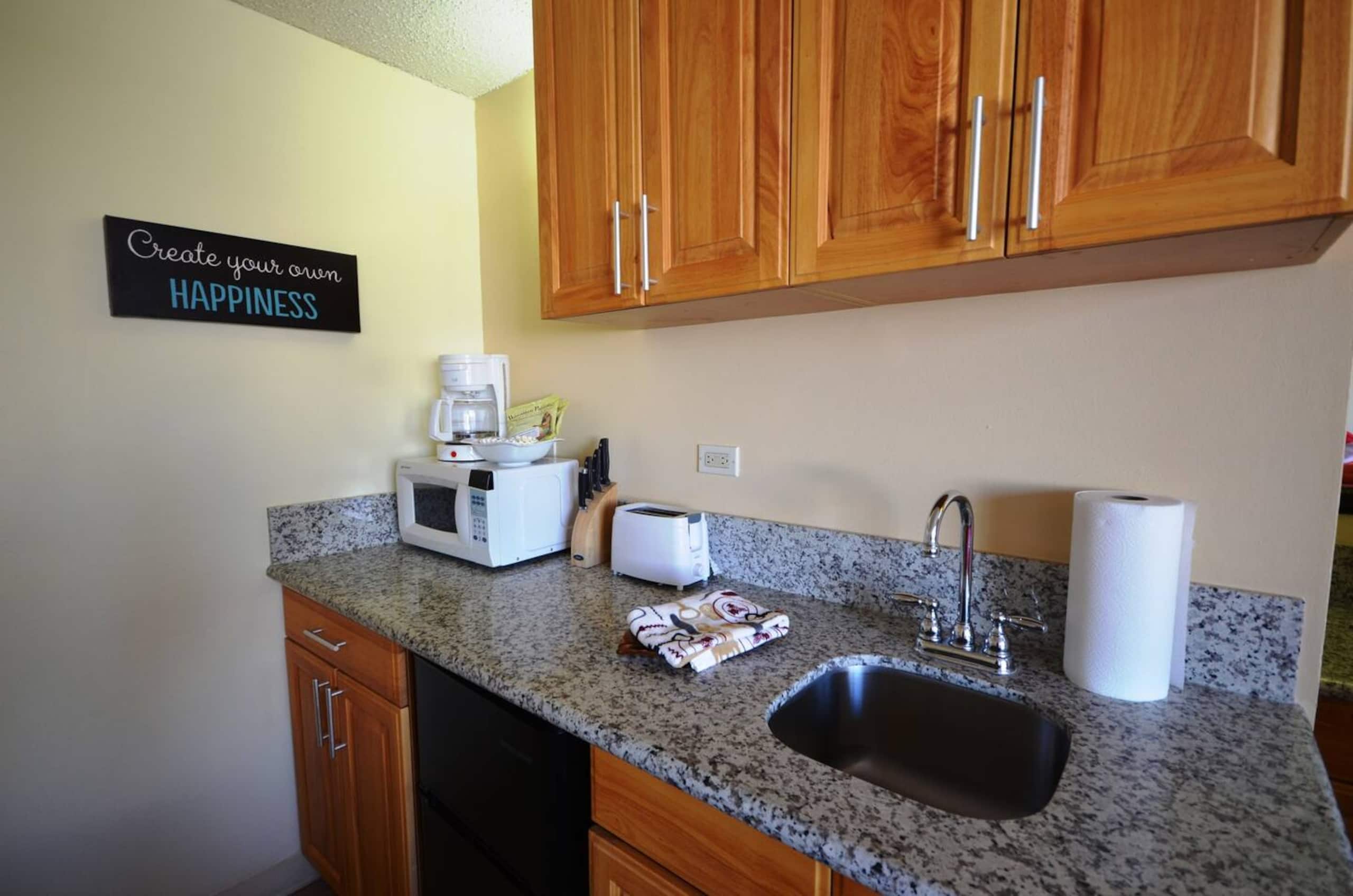 Condo in Honolulu · ★4.66 · Studio · 1 bed · 1 shared bath - Image 8