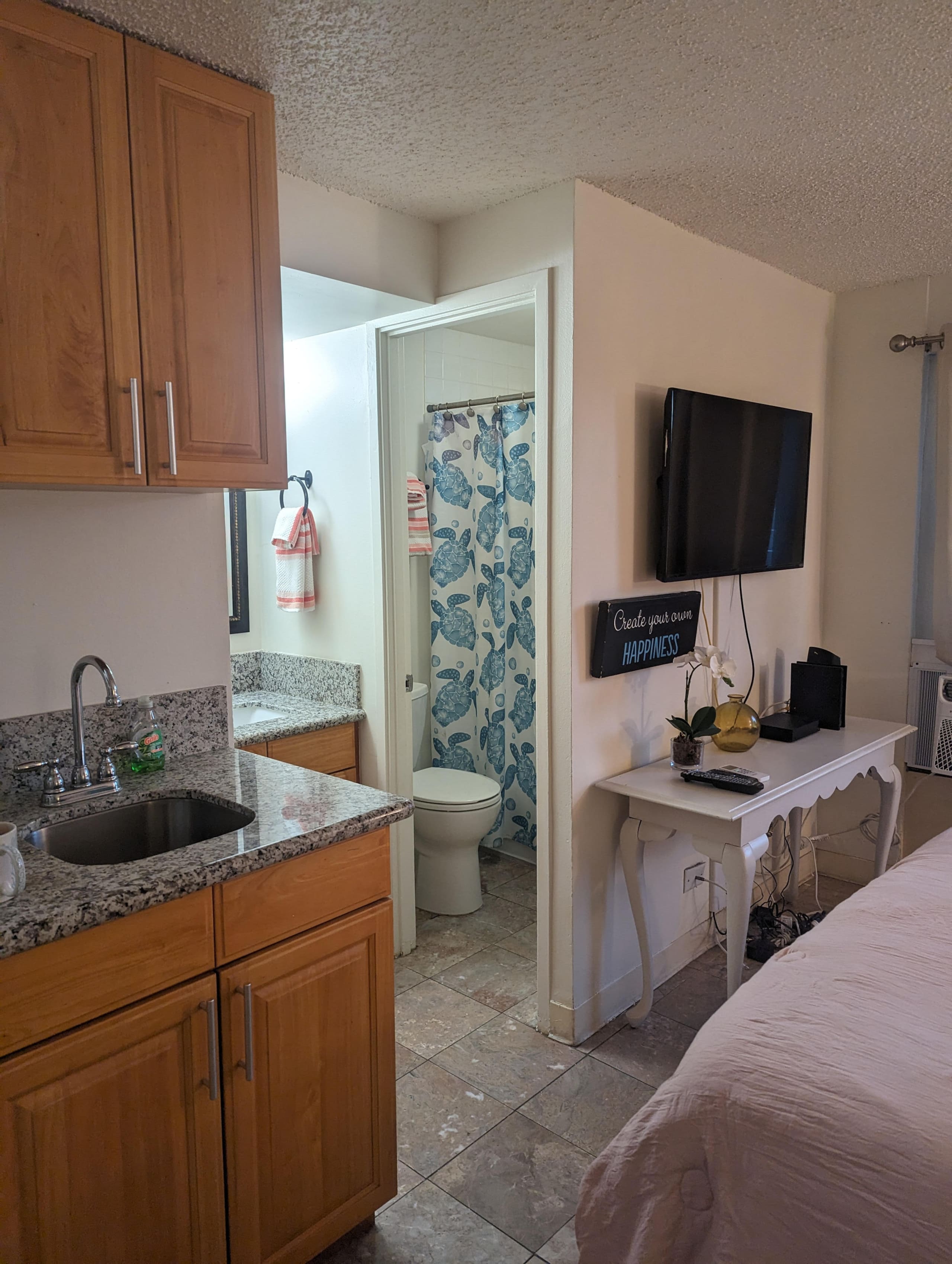 Condo in Honolulu · ★4.66 · Studio · 1 bed · 1 shared bath - Image 10