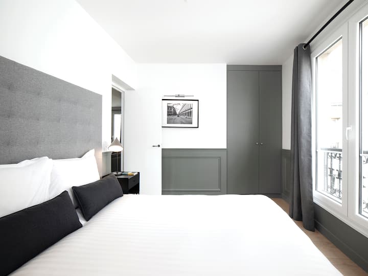 AL : Dhoma e parë e gjumit me krevat dopio, çarçafë dhe pamje mbi një oborr të qetë/ 
FR: Dhoma e parë e gjumit me një krevat dopio, shtroja dhe pamje nga një oborr i qetë
