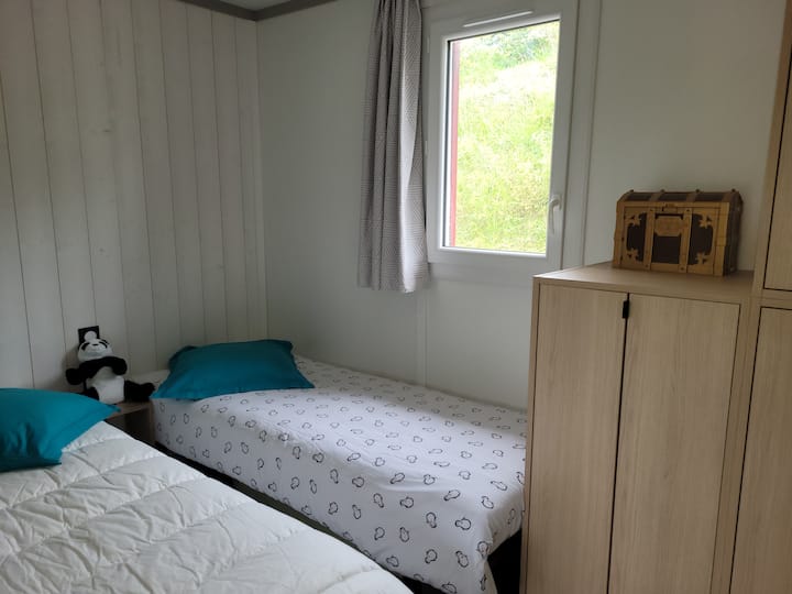 bedroom 2 beds 80 x 200 and storage