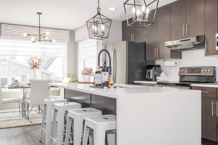 Modern house, Close to All Amenities in South WPG gallery image 2