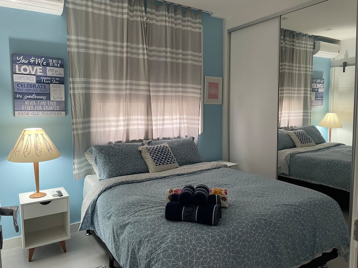 Suita kryesore e dhomës së gjumit - Krevat dopio "king size", SmarTV, kondicioner dhe dollap.
