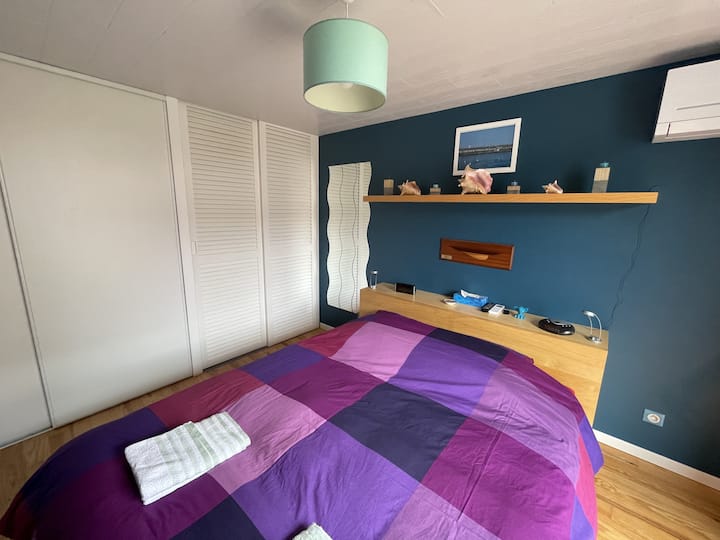 Chumba cha kulala cha kiwango cha juu kwenye ghorofa ya chini.