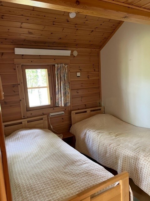 Spálňa 1: dve jednolôžka, skriňa