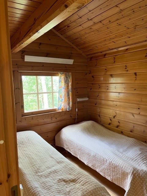 Spálňa 2, dve jednolôžka, dve skrine, dve okná.