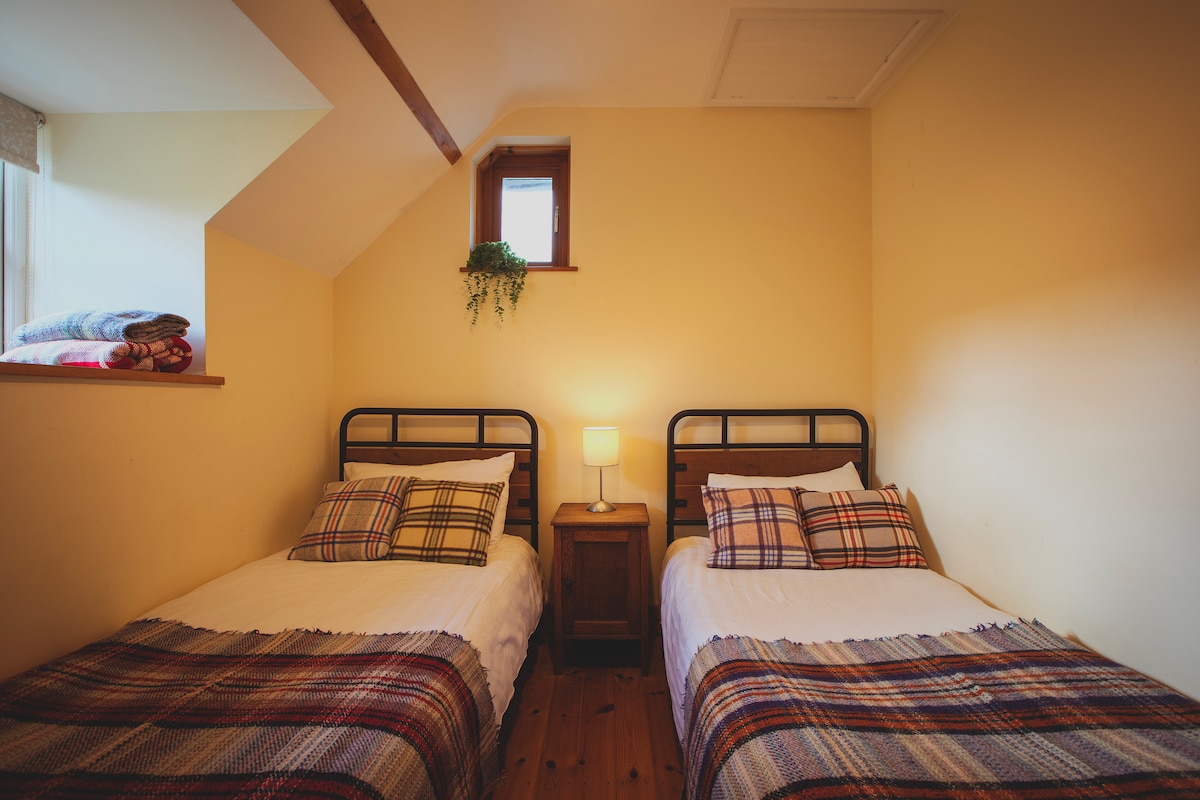 كوخ 2 غرفة مزدوجة ،  أكواخ كوخ شيد تقع في موقع ريفي ريفي على بعد ثلاثة أميال من شاطئ أبربورت