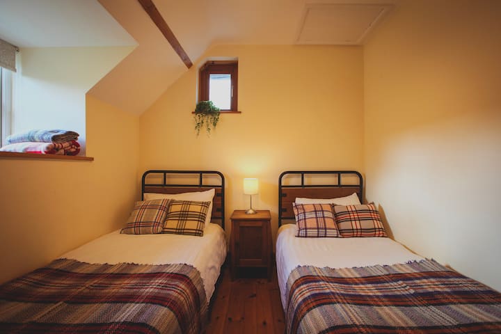 Chata 2 dvojlôžkové izby,  Cow Shed Chalupy na vidieku na vidieku tri míle od pláže Aberporth