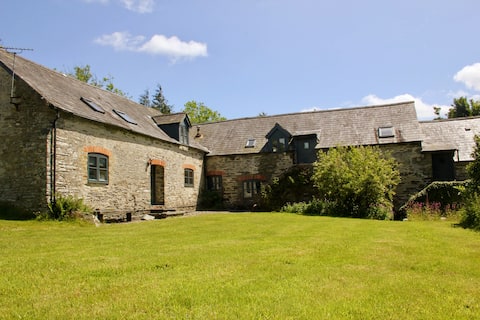 Cow Shed Cottages, 3 miles from Aberporth Beach