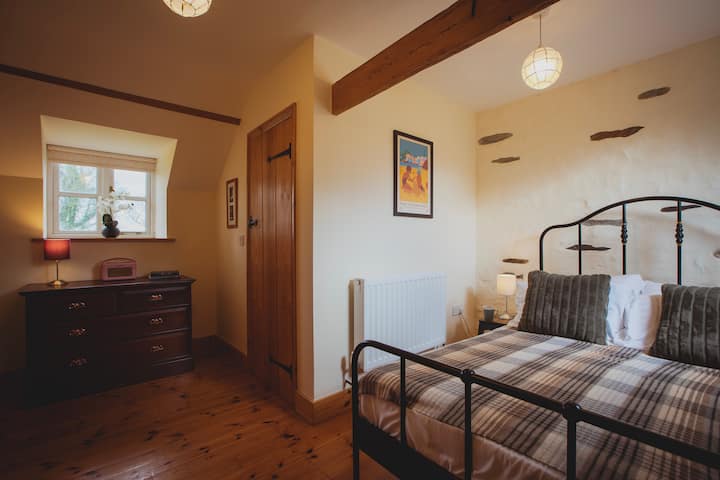 Chata 2 hlavná spálňa s vlastnou kúpeľňou,  Cow Shed Chalupy sa nachádzajú na vidieku na vidieku tri míle od pláže Aberporth